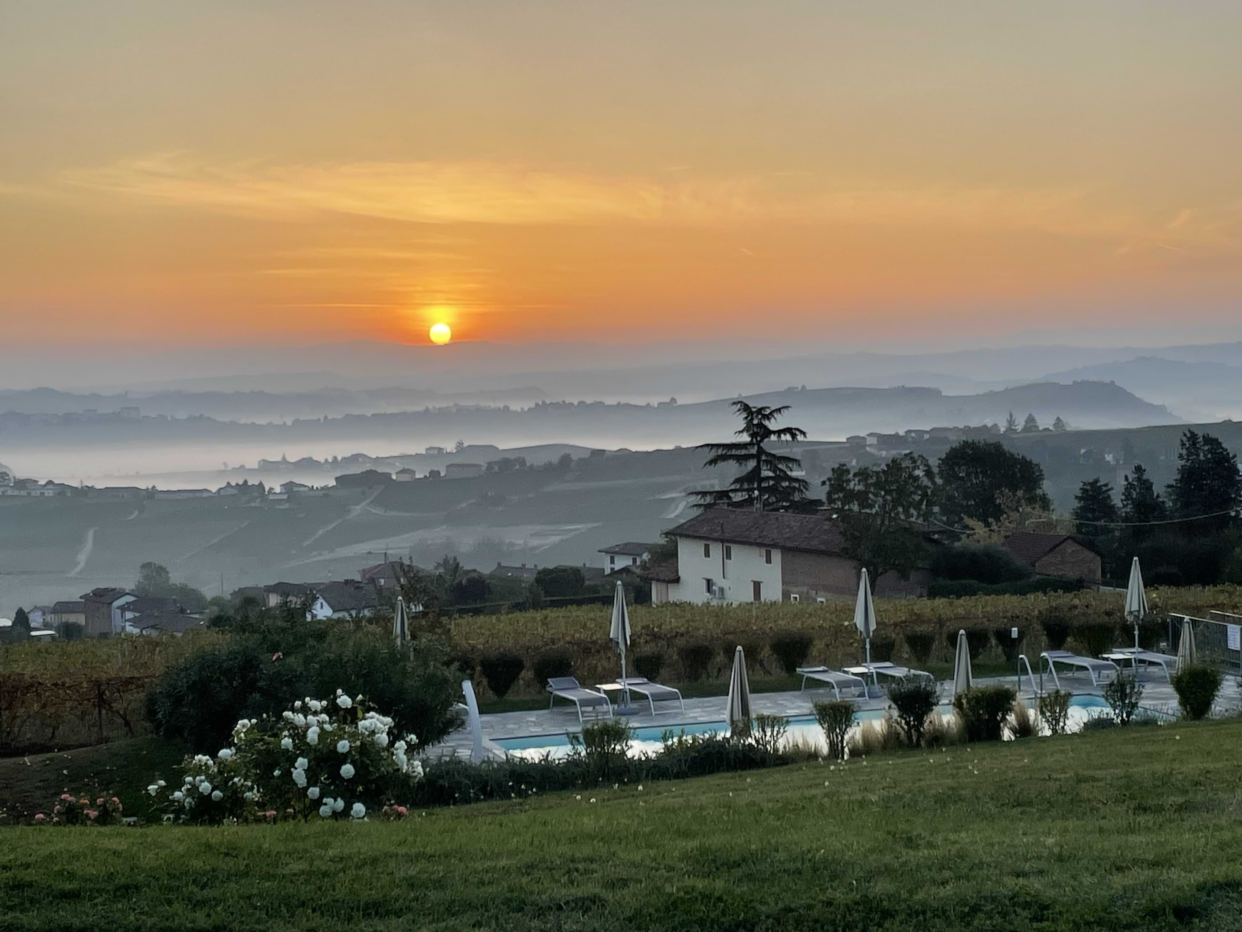 Piscina con vista sul Monferrato